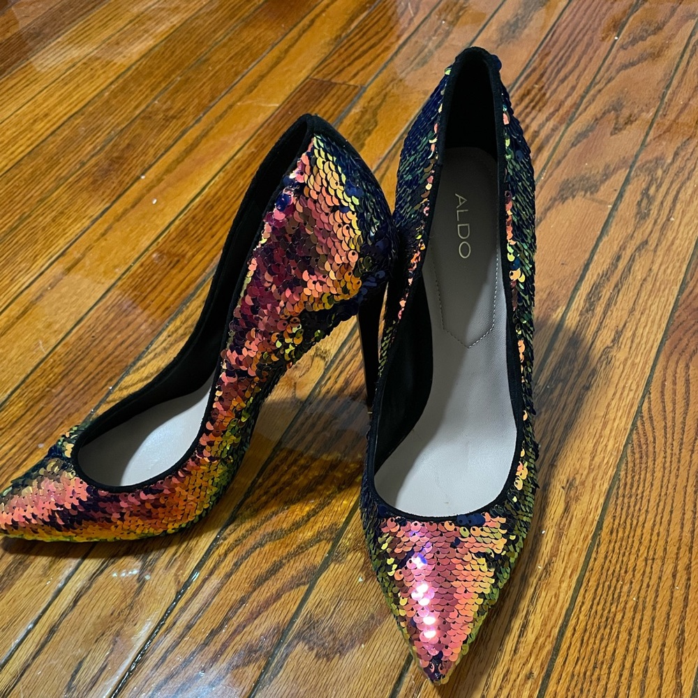 Flip sequin pumps